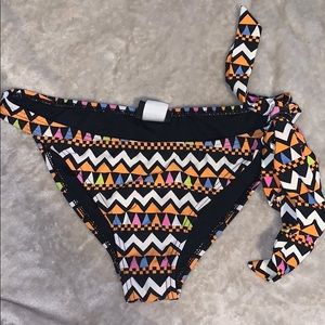 Side tie bikini bottom